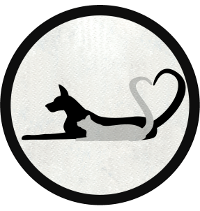 Parche redondo silueta de un perro y un gato formando un corazón