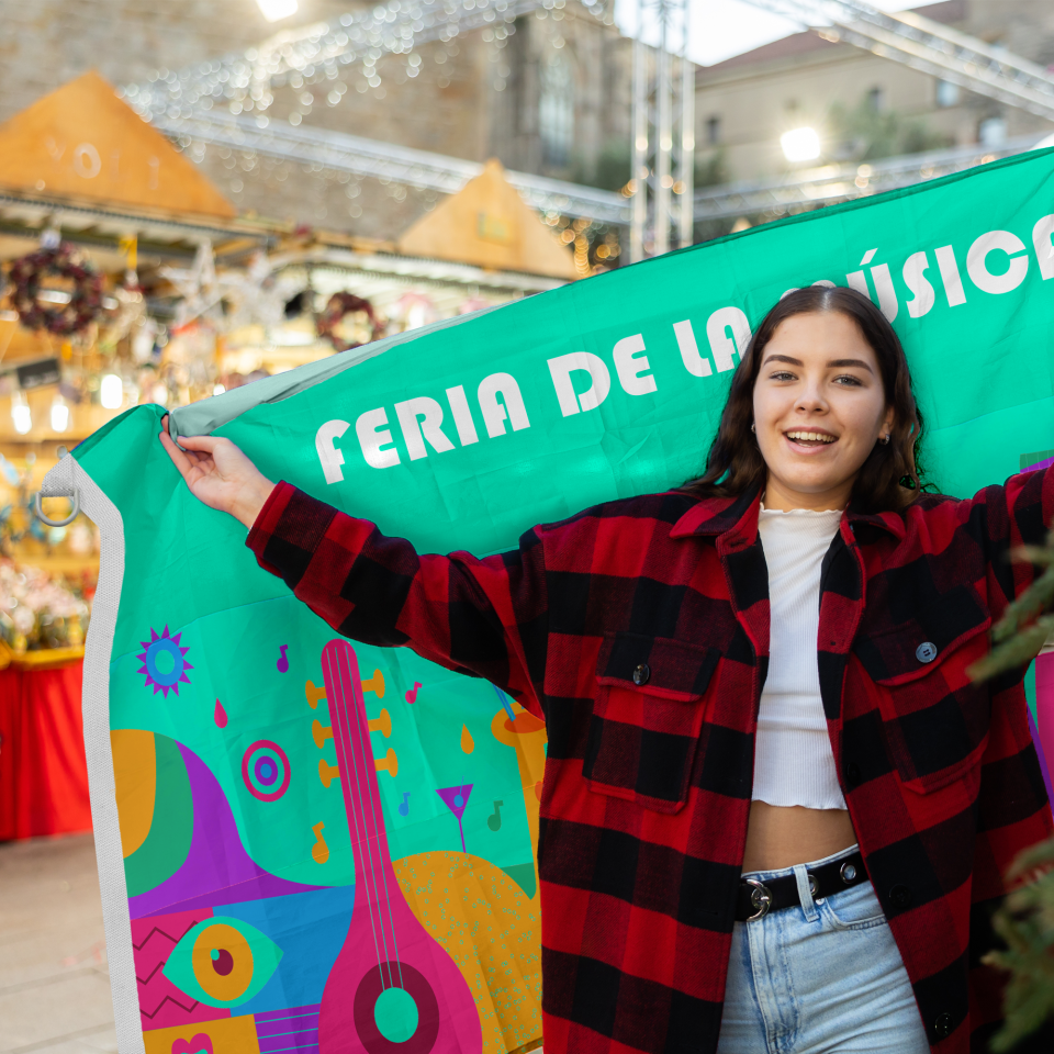 Bandera 150x100 cm con anillas y refuerzo personalizada