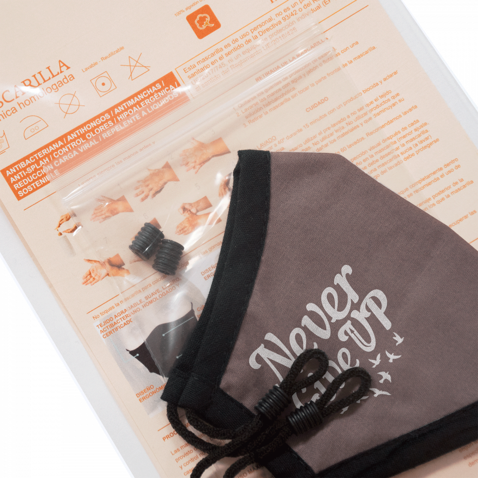 Mascarilla algodón orgánico reversible pequeña taupe y negra homologada con protección +90% personalizada